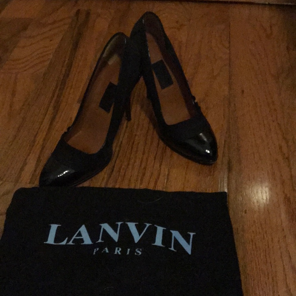 Gorgeous Black Heels with a ribbon embellishment